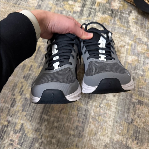 On Cloud cloudrunner woman’s Black and Gray Shoes - Picture 5 of 9